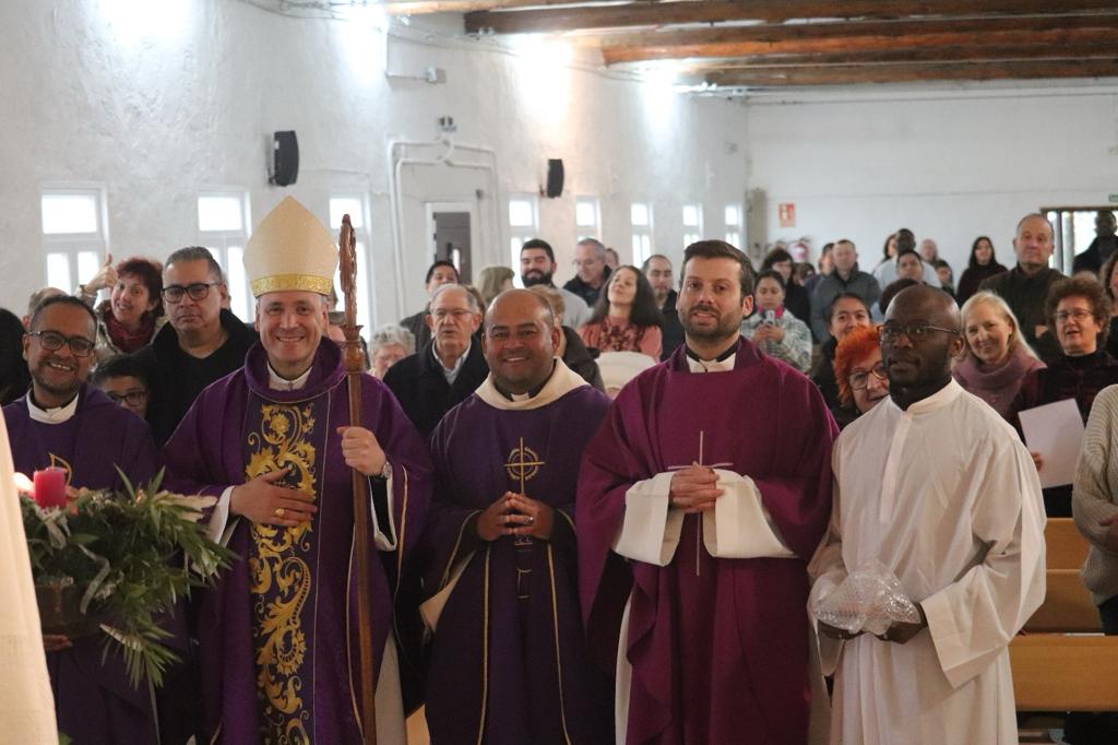 Visita del obispo al centro misionero del Verbum Dei en Loeches 