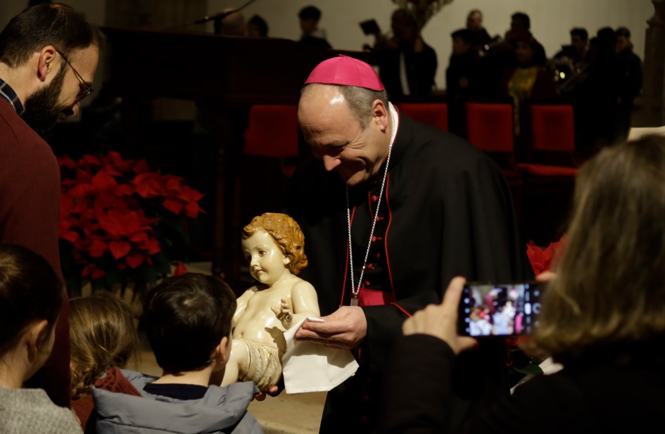 beso al nino jesus obispo alcala reyes en palacio catedral 2024