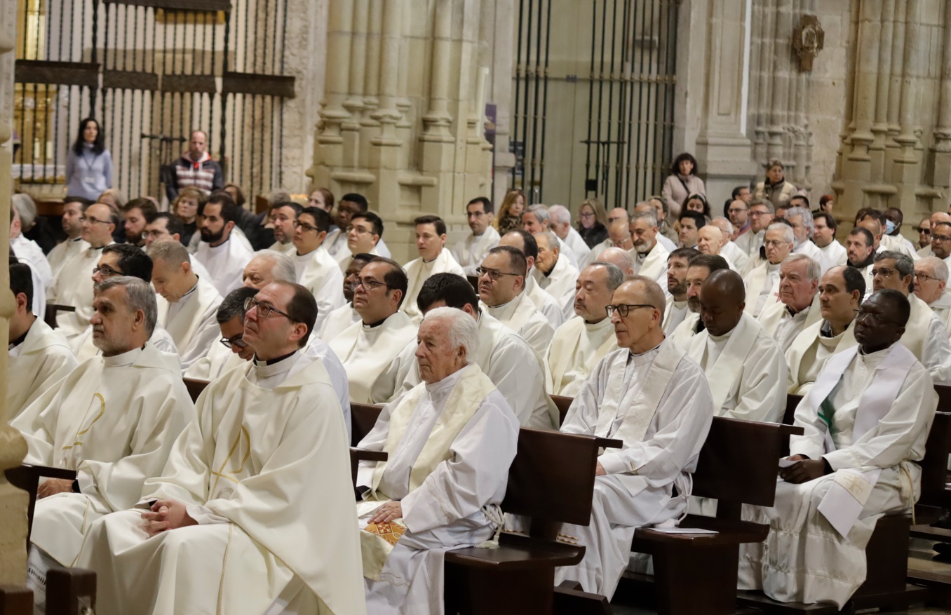 presbiterio diocesis alcala misa crismal 24