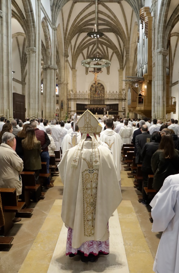 procesion entrada obispo alcala misa crismal
