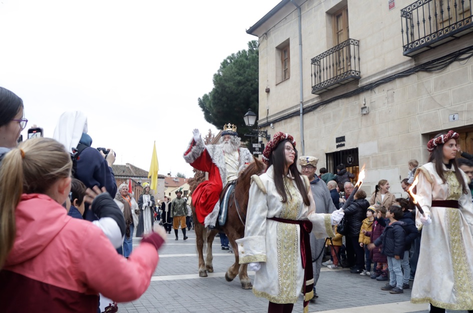 rey melchor saluda comitiva reyes magos alcala henares