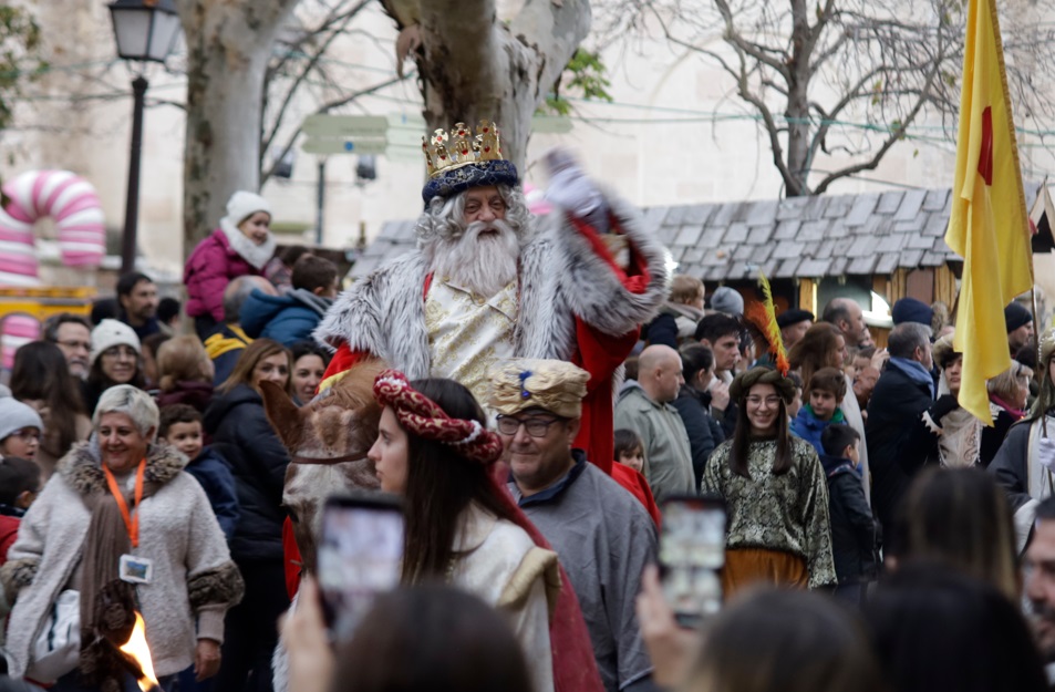 rey melchor saluda reyes en palacio 2024