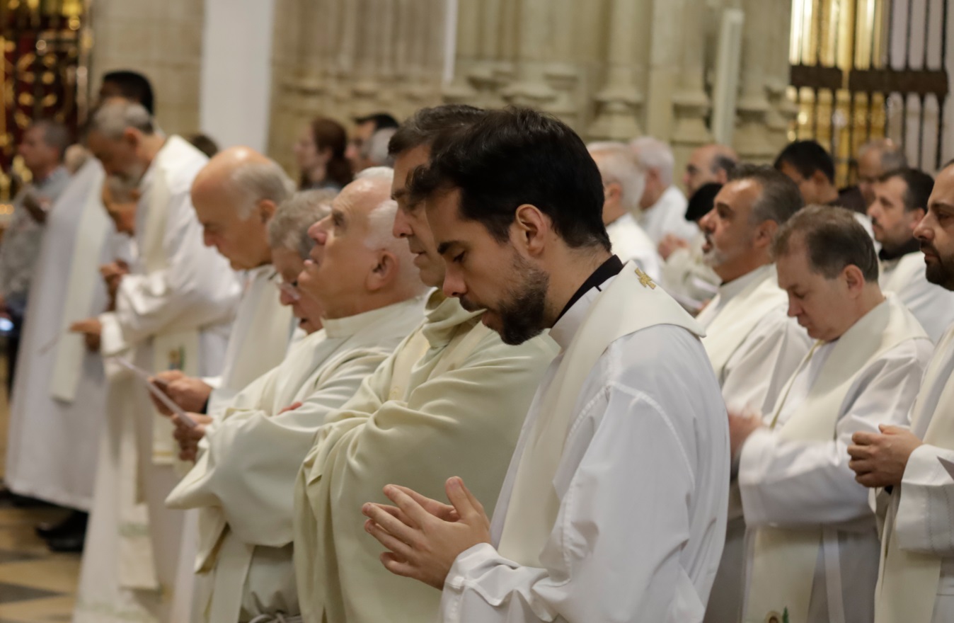 sacerdotes diocesis alcala misa crismal 24