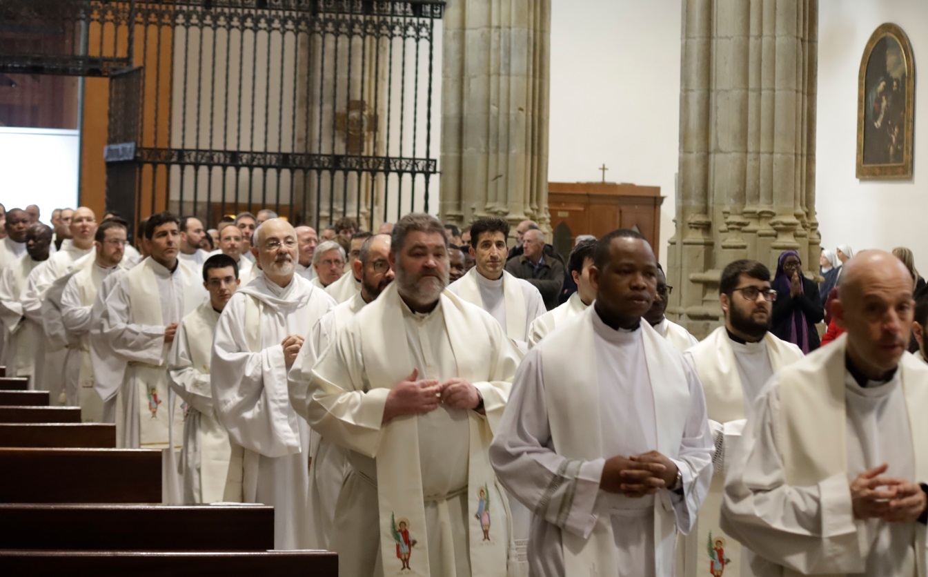 sacerdotes procesion misa crismal alcala