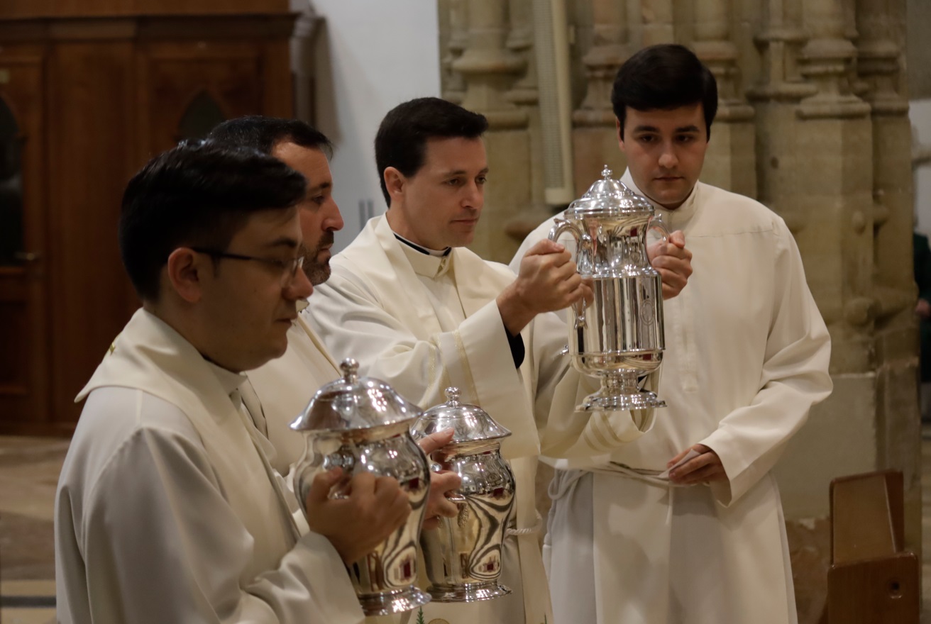 santos oleos sacerdotes